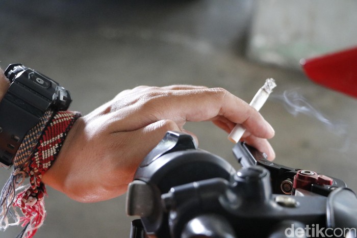Array,Korban Pengendara Merokok Hingga Nyaris Dilindas Truk Gugat UU LLAJ ke MK