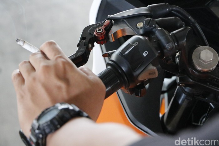 Array,Pemotor Ngerokok Diminta Dicabut SIM-nya: Ganggu Konsentrasi, Bikin Celaka
