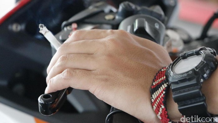 Array,Polisi Buru Pengendara yang Merokok