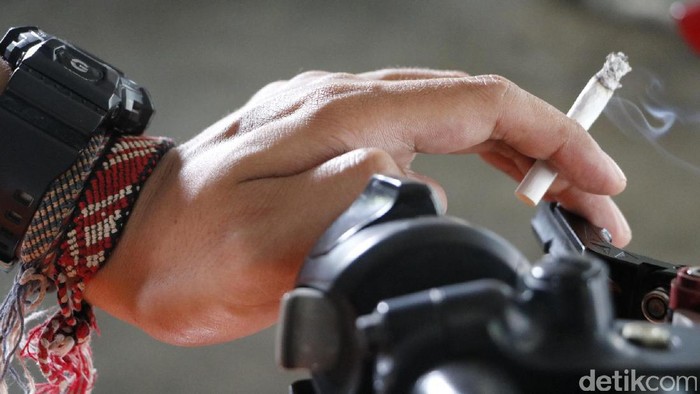 Array,MK Tolak Gugatan Pengendara Merokok Dicabut SIM-Kerja Sosial