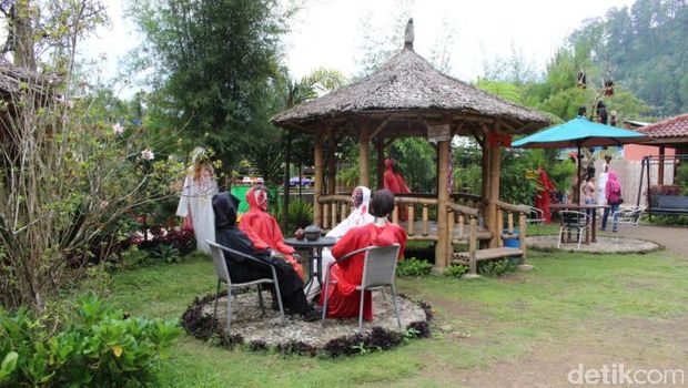15 Wisata Tawangmangu, dari Wisata Alam hingga Kuliner Rekomendasi Liburan!, 1. Air Terjun Pringgodani, 2. Rumah Atsiri, 3. Bukit Mongkrang, 4. Pasar Tawangmangu, 5. Bukit Sekipan, 6. Air Terjun Grojogan Sewu, 7. Embun Lawu, 8. Cemoro Kandang, 9. Telaga Sarangan, 10. Gunung Lawu, 11. The Lawu Park, 12. Waroeng Hanif Cemoro Kandang, 13. Legender, 14. Restoran Ika-Iki, 15. Sate Lawu