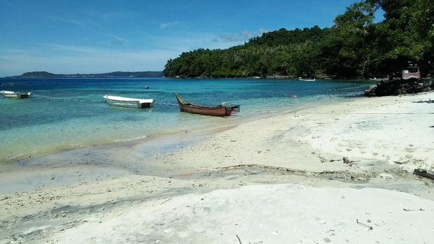 10 Pantai Terindah di Indonesia, Cocok buat Healing Saat Liburan, 1. Pink Beach, 2. Pantai Ora, 3. Pantai Nihiwatu, 4. Pantai Tanjung Tinggi, 5. Pantai Sawarna, 6. Pantai Ngurtavur, 7. Pantai Tanjung Aan, 8. Pantai Saleo, 9. Pantai Iboih, 10. Pulau Derawan