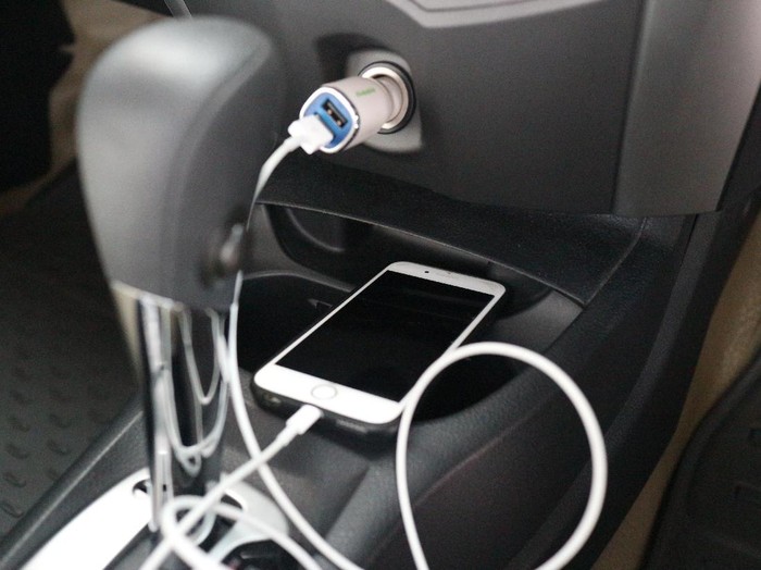 Array,Benarkah Sering Ngecas HP di Mobil Bikin Aki Soak?