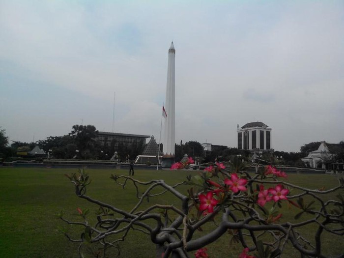Wisata di Kota Pahlawan, 10 Jejak Sejarah Kemerdekaan Indonesia di Surabaya, 1. Monumen Kapal Selam (Monkasel), 2. Tugu Pahlawan, 3. Jembatan Merah, 4. Penjara Kalisosok, 5. Gedung Bank Mandiri, 6. Gedung Siola (Museum Surabaya), 7. Gedung Internatio, 8. Hotel Majapahit, 9. Gedung Cerutu, 10. Gedung Negara Grahadi
