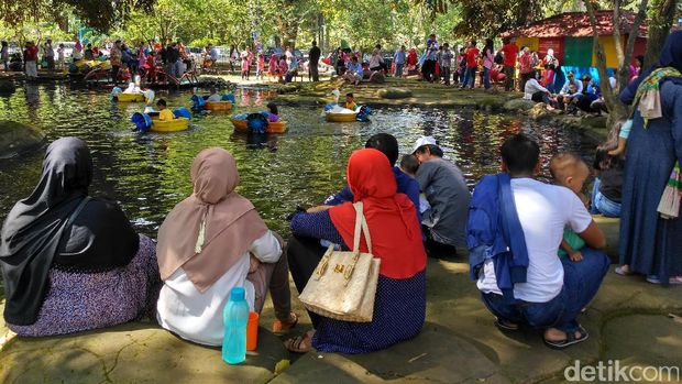 Top 10+ Tempat Rekreasi di Kota Wisata Cibubur dan Sekitarnya, 1. Cibubur Garden Eat &amp; Play, 2. Sport Club Kota Wisata Cibubur, 3. Mall Living World, 4. Masjid Darussalam, 5. Eldorado Waterpark, 6. Taman Buah Mekarsari, 7. Taman Rekreasi Wiladatika, 8. Ohana Waterpark, 9. Kampung Cina, 10. Trans Studio Cibubur
