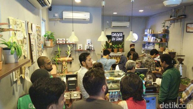 Top 10+ Tempat Nongkrong di Depok yang Asyik Buat Ngopi Bareng Teman, 1. Kafe Temu Kamu, 2. Kopi Kotak, 3. Walking Drums, 4. Siliwangi Coffee Space, 5. Oi Coffee &amp; Eatery, 6. Tamelo Atap Cafe, 7. Kopi Nako, 8. Rest For Sure, 9. Toko Kopi Tuku, 10. Ol' Pops Coffee