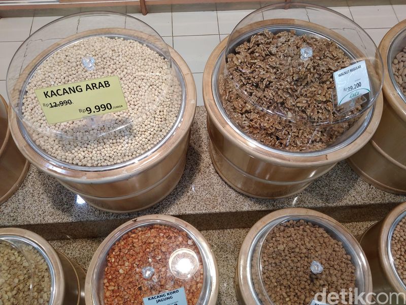 7 Oleh-oleh Haji Populer Berupa Makanan, Tak Cuma Kurma!, 1. Air zamzam, 2. Kurma, 3. Cokelat susu unta, 4. Dallah dan kopi Arab, 5. Kismis, 6. Kacang Arab, 7. Maamoul