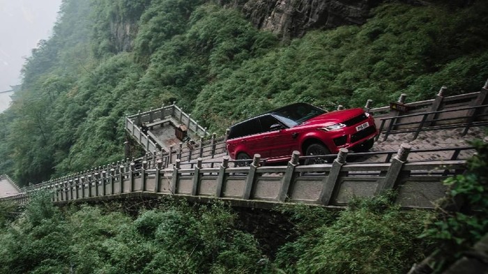 Array,Range Rover Posting Ulang Nanjak 999 Anak Tangga dengan Mudah, di Tempat Chery Gagal