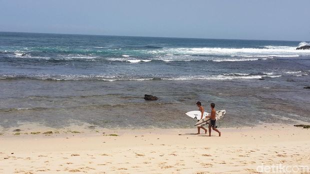 Pantai Watukarung, Spot Selancar Kelas Dunia di Pacitan, Pesona Pantai Watukarung, Aktivitas di Pantai Watukarung, Lokasi dan Akses Menuju Pantai Watukarung, Fasilitas Pantai Watukarung