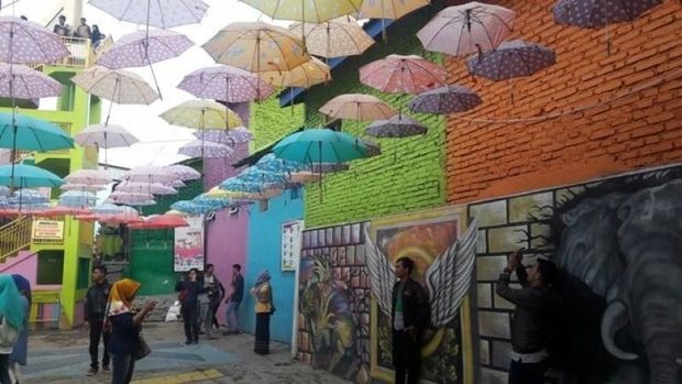 7 Fakta Kampung Warna-Warni Jodipan yang Sampai Bikin Turis Asing Terkesan, 1. Praktikum Mahasiswa UMM, 2. Menghabiskan Cat 2 Ton, 3. Diresmikan Wali Kota Malang, 4. Lokasi dan Rute, 5. Harga Tiket, 6. Fasilitas buat Wisatawan, 7. Daya Tarik