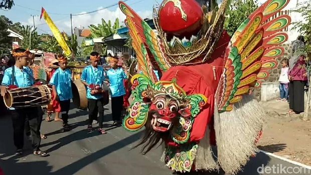 Mengenal Desa Adat Osing Kemiren di Banyuwangi, 1. Asal Muasal Nama Kemiren, 2. Pelestarian Rumah Tradisional Osing, 3. Ritual Sakral Barong Ider Bumi, 4. Tempat Asal Tarian Gandrung, 5. Sentra Kopi Khas "Kopi Osing", 6. Raih Penghargaan Desa Terbaik di Dunia