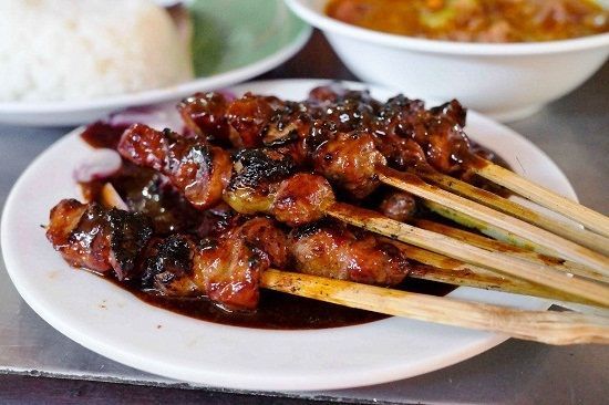 Anti Prengus! 4 Tips Bikin Sate Kambing Nikmat dari Daging Kurban, 1. Mengiris serat daging, 2. Dua kali dibumbui, 3. Padukan dengan lemak, 4. Sajikan dengan bumbu pilihan