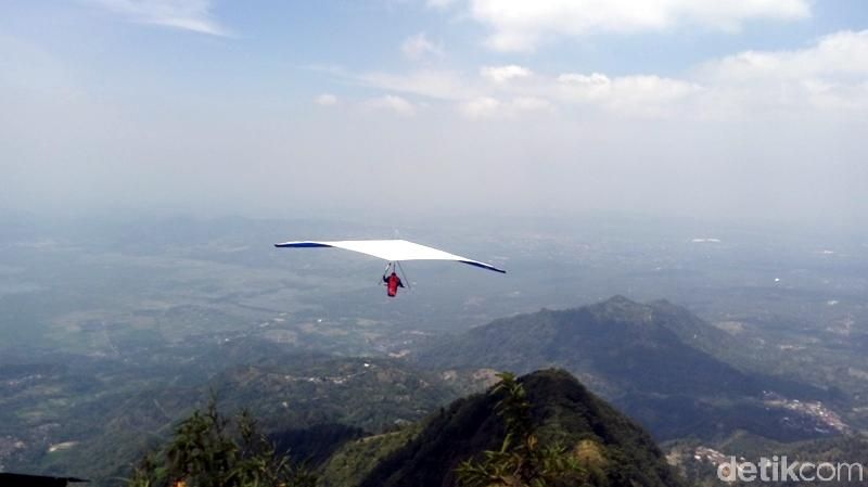 7 Aktivitas Seru di Gunung Telomoyo: Mendaki hingga Gantole, 1. Mendaki Gunung, 2. Naik Jip ke Puncak, 3. Berkemah, 4. Menikmati Sunrise, 5. Berfoto di Spot Menarik, 6. Datang ke Tempat Wisata, 7. Gantole dan Paralayang