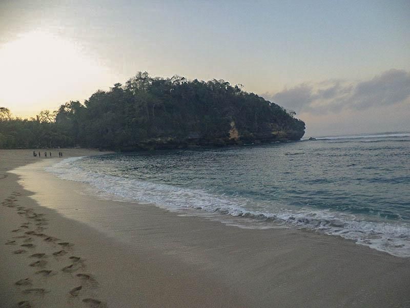 14 Tempat Wisata Malang yang Seru dan Cocok untuk Keluarga, 1. Malang Dreamland, 2. Happy Durian, 3. Kampung Warna-warni Jodipan, 4. Malang Night Paradise, 5. Alun-alun Malang, 6. Taman Nasional Bromo Tengger Semeru, 7. Malang Skyland, 8. Pantai Ngliyep, 9. Pantai Balekambang, 10. Pantai Batu Bengkung, 11. Pantai Tiga Warna, 12. Pantai Teluk Asmara, 13. Hawai Waterpark, 14. Wisata Agro Wonosari