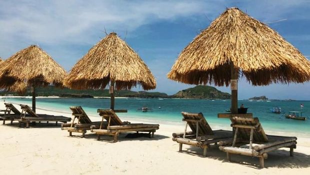 10 Pantai Terindah di Indonesia, Cocok buat Healing Saat Liburan, 1. Pink Beach, 2. Pantai Ora, 3. Pantai Nihiwatu, 4. Pantai Tanjung Tinggi, 5. Pantai Sawarna, 6. Pantai Ngurtavur, 7. Pantai Tanjung Aan, 8. Pantai Saleo, 9. Pantai Iboih, 10. Pulau Derawan
