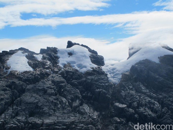 17 Destinasi Wisata dengan Nama Pahlawan Nasional, Ada yang Tersembunyi, 1. Pantai Kartini di Jepara, 2. Kompleks Taman Ismail Marzuki (TIM) di Jakarta, 3. Pulau Hatta di Maluku, 4. Museum Kartini di Jepara, 5. Museum Tuanku Imam Bonjol di Padang, Sumatra Barat, 6. Puncak Soemantri di Papua, 7. Puncak Soekarno di Papua Tengah, 8. Pulau Yos Sudarso di Papua Selatan, 9. Monumen Pahlawan Seribu Mohammad Husni Thamrin di Jakarta, 10. Museum Ki Hajar Dewantara di Yogyakarta, 11. Taman Cut Meutia di Jakarta, 12. Taman Pahlawan Otto Iskandar Dinata di Bandung, 13. Monumen Dewi Sartika di Bandung, 14. Museum Jenderal Sudirman di Banyumas, 15. Museum Pangeran Diponegoro di Magelang, 16. Taman Bung Karno di Klaten, 17. Museum WR Soepratman di Surabaya