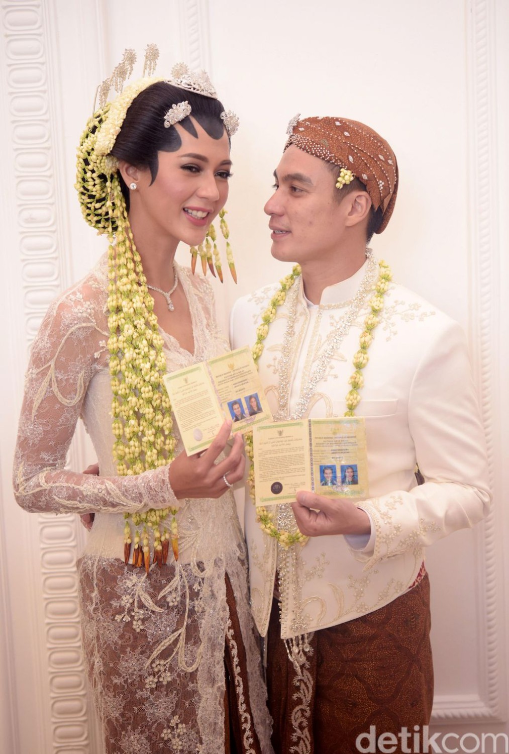 7 Inspirasi Baju Pengantin Adat Jawa dari Pernikahan Artis Indonesia, 1. Karina Nadila, 2. Vicky Shu, 3. Paula Verhoeven, 4. Isyana Sarasvati, 5. Canti Tachril, 6. Erina Gudono, 7. Andien