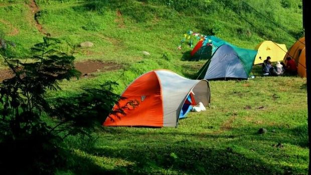 Liburan Tanpa Cuti &amp; Macet: 5 Wisata Alam di Pinggir Kota buat Recharge Otak, 1. Desa Wisata Cibeureum, 2. Telaga Biru Cicerem, 3. Bumi Perkemahan Sukamantri, 4. Puncak Sunan Ibu, 5. Hutan Pinus Guci