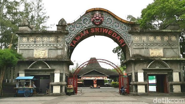 10 Wisata di Solo yang Ramah Anak, Ada Taman-Museum, 1. Taman Balekambang Solo, 2. Museum Radya Pustaka, 3. Taman Sriwedari, 4. Solo Safari, 5. Alun-alun Kidul Surakarta, 6. Taman Cerdas Soekarno-Hatta Jebres, 7. Benteng Vastenburg, 8. Taman Bendungan Tirtonadi, 9. Ngarsopuro Night Market, 10. Taman Sunan Jogo Kali