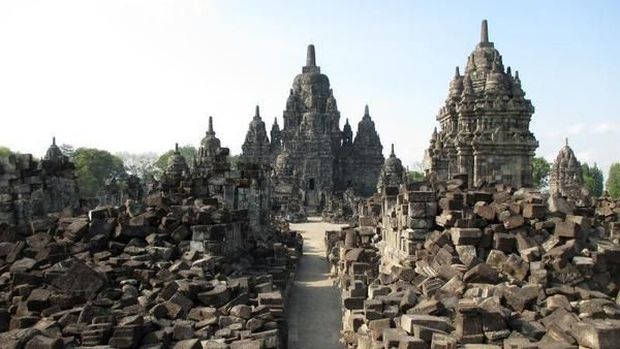 Top 10+ Wisata Sekitar Candi Prambanan, Cocok Buat Anak dan Keluarga, 1. Sendratari Ramayana, 2. Candi Ratu Boko, 3. Candi Sewu, 4. Tebing Breksi, 5. Kids Fun Park, 6. Waterboom Jogja, 7. Obelix Hills, 8. HeHa Skyview, 9. Bukit Bintang, 10. Gembira Loka Zoo
