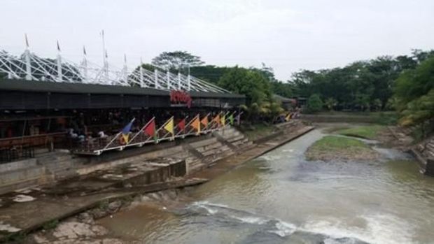 8 Wisata Jembatan Apung, Pesona View Sungai dan Aktivitas Masyarakat, 1. Jembatan Apung Kapal Laut, 2. Jembatan Perahu Apung H Endang, 3. Jembatan Apung Bongas, 4. Jembatan Apung Leuwidulang Karanganyar-Tanjungjaya Cihampelas, 5. Ah Poong Sentul, 6. Jembatan Apung Surapatin, 7. Jembatan Apung Sasak Bodas (Cangkorah), 8. Jembatan Apung Situ Rawa Kalong