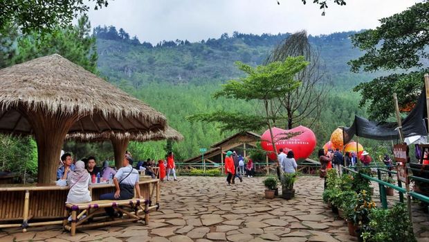 5 Destinasi Adem di Sekitar Bandung yang Ramah Anak, 1. Dusun Bambu, Lembang, 2. The Lodge Maribaya, 3. Floating Market Lembang, 4. Orchid Forest Cikole, 5. Taman Hutan Raya Ir. H. Djuanda (Tahura)