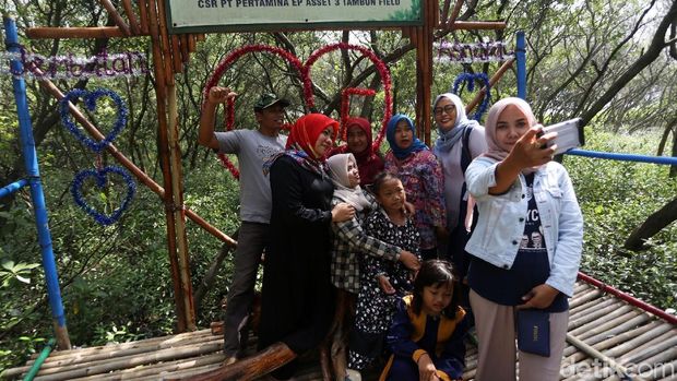 Healing Tipis di Bekasi: Itinerary Sehari Hemat Buat Akhir Pekan, 1. Taman Hutan Kota Bekasi, 2. Deltamas Hill, 3. Pantai Muara Beting, 4. Pantai Mekar, 5. Situ Rawa Gede Kota Bekasi, 6. Trans Snow World Bekasi, 7. Gedung Juang 45 Bekasi
