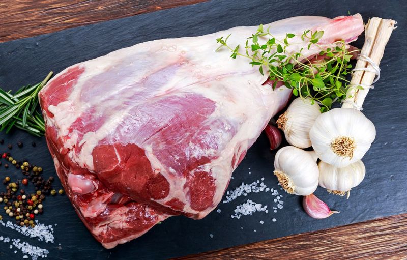 5 Tips Konsumsi Daging Kurban saat Idul Adha Agar Tetap Aman dan Sehat, 1. Atur Porsi Daging Sesuai Telapak Tangan, 2. Pilih Cara Pengolahan yang Lebih Sehat, 3. Hindari Konsumsi Berlebihan, 4. Pilih Potongan Daging yang Lebih Rendah Lemak, 5. Imbangi dengan Sayur dan Sumber Protein Nabati