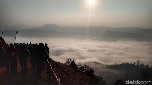 Top 6+ 'Negeri di Atas Awan' di Indonesia yang Menawan, 1. Bukit Panyangrayan, 2. Dataran Tinggi Dieng, 3. Puncak Lolai, 4. Puncak B29, 5. Puncak Citorek Gunung Luhur, 6. Puncak Wolobobo Bajawa Flores