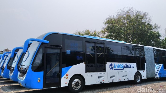 Array,Gara-gara Insiden Asap, 59 Bus Transjakarta Buatan China Dikandangkan Sementara