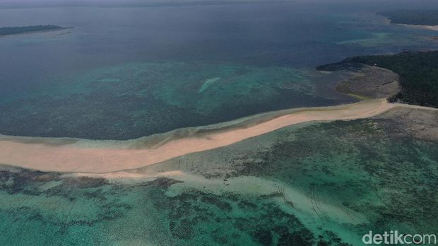 10 Pantai Terindah di Indonesia, Cocok buat Healing Saat Liburan, 1. Pink Beach, 2. Pantai Ora, 3. Pantai Nihiwatu, 4. Pantai Tanjung Tinggi, 5. Pantai Sawarna, 6. Pantai Ngurtavur, 7. Pantai Tanjung Aan, 8. Pantai Saleo, 9. Pantai Iboih, 10. Pulau Derawan