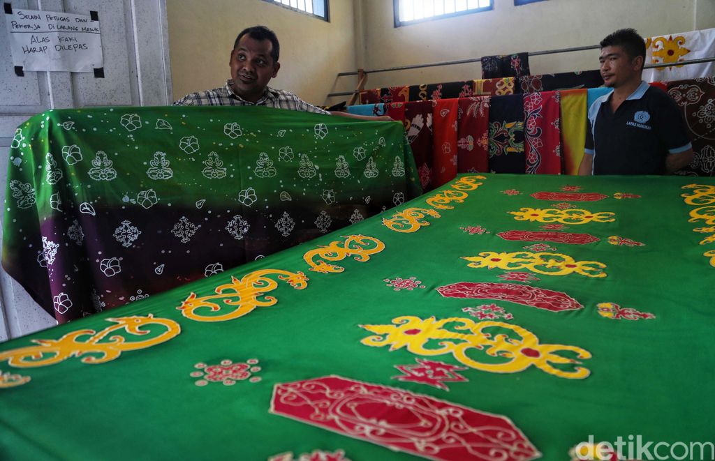 Minangkabau sampai Papua, Ini Batik Nusantara yang Kaya Makna, 1. Batik Minangkabau, 2. Batik Lasem, 4. Batik Toraja, 5. Batik Papua