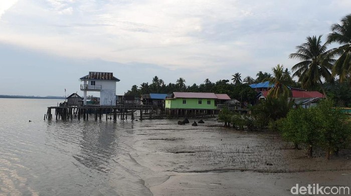 Pulau Buru Surga Tersembunyi Bekas Lokasi Pengasingan Tapol, Lokasi Pulau Buru, 5 Fakta Pulau Buru, 1. Lokasi Pengasingan Tahanan Politik, 2. Tertuang dalam Karya Tetralogi Pulau Buru, 3. Menyimpan Peninggalan Sejarah, 4. Punya Keindahan Alam yang Menawan, 5. Ada Danau Keramat nan Indah, Danau Rana