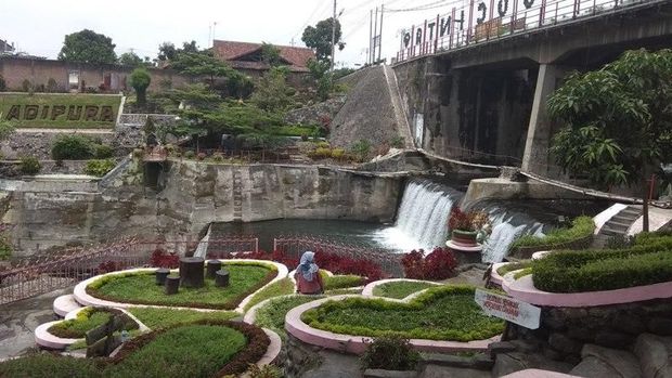 7 Wisata Populer di Muntilan Magelang, Tempat Syuting Gadis Kretek, 1. Pasar Kayu Muntilan, 2. Candi Ngawen, 3. Klenteng Hok An Kiong, 4. Museum Misi Muntilan, 5. Makam Gunungpring, 6. Taman Seribu Cinta, 7. Javanica Park