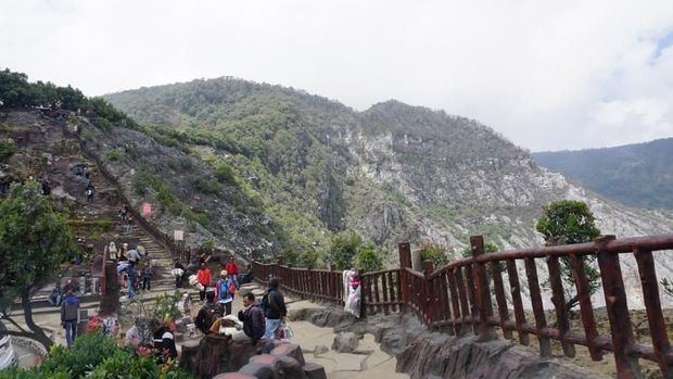 Panduan Wisata Bandung: Dari Alam Hingga Urban, Lengkap!, 1. Ranca Upas, 2. Kawah Putih, 3. Dago Dreampark, 4. Tangkuban Perahu, 5. Orchid Forest Cikole, 6. Tebing Keraton, 7. Situ Patenggang, 1. Trans Studio Bandung, 2. Gedung Sate, 3. Museum Geologi, 4. Jalan Braga, 5. The Great Asia Africa, 6. Pandora Experience Bandung, 7. Wahoo Waterworld