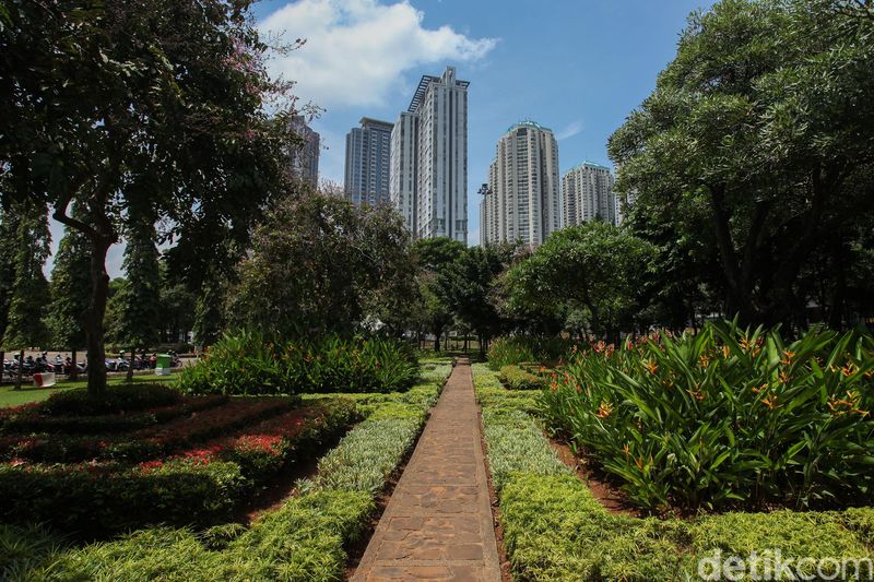 Top 9+ Taman yang Tersebar di Jakarta, Bisa Buat Piknik sampai Olahraga, 1. Taman Suropati (Menteng, Jakarta Pusat), 2. Taman Menteng (Menteng, Jakarta Pusat), 3. Taman Tabebuya (Jagakarsa, Jakarta Selatan), 4. Taman Langsat (Kebayoran Baru, Jakarta Selatan), 5. Taman Ayodia (Barito, Jakarta Selatan), 6. Taman Lapangan Banteng (Jakarta Pusat), 7. Taman Literasi Martha Tiahahu (Melawai, Jakarta Selatan), 8. Taman Leuser (Jakarta Selatan), 9. Taman Cattleya (Tanjung Duren, Jakarta Barat)