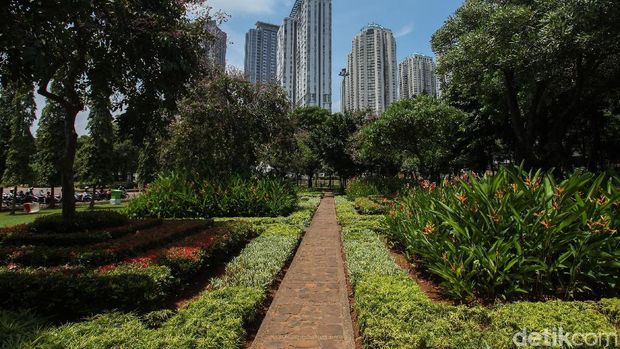 Bosan ke Mal Terus? Cobain 17 Spot Jalan-jalan Seru di Jakarta Ini Buat Weekend!, 1. M Bloc Space, 2. Pos Bloc Jakarta, 3. Taman Ismail Marzuki (TIM), 4. Kawasan Wisata Kota Tua, 5. Monumen Nasional (Monas), 6. Tebet Eco Park, 7. Hutan Kota GBK, 8. Hutan Mangrove &amp; Pantai PIK 2, 9. Pantai Ancol, 10. Taman Suropati &amp; Taman Menteng, 11. Taman Cattleya, 12. Museum MACAN, 13. Moja Museum, 14. Trans Studio Cibubur, 15. Skybridge Velodrome, 16. Urban Forest Cipete, 17. Batavia PIK (The Floating City)