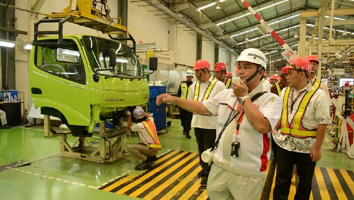 Array,Truk Hino Diborong Agrinas: Produksi Digeber-Inden Konsumen Retail Mengular!