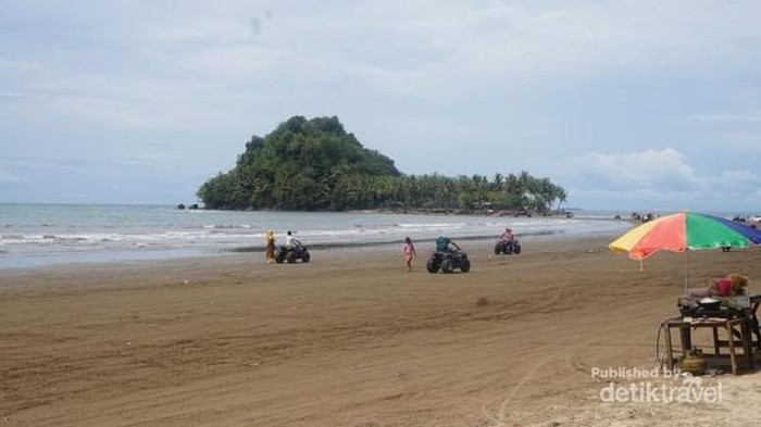 Array,Wisatawan Dipalak di Pantai Air Manis, Pokdarwis Langsung Dibekukan