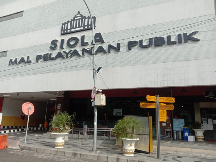 Wisata di Kota Pahlawan, 10 Jejak Sejarah Kemerdekaan Indonesia di Surabaya, 1. Monumen Kapal Selam (Monkasel), 2. Tugu Pahlawan, 3. Jembatan Merah, 4. Penjara Kalisosok, 5. Gedung Bank Mandiri, 6. Gedung Siola (Museum Surabaya), 7. Gedung Internatio, 8. Hotel Majapahit, 9. Gedung Cerutu, 10. Gedung Negara Grahadi