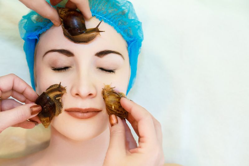 4 Tren Perawatan Kecantikan Aneh Zaman Dulu yang Kini Populer Lagi, 1. Kuku Super Panjang, 2. Mencukur dan Menghilangkan Rambut Wajah pada Wanita, 3. Lendir Siput untuk Perawatan Kulit, 4. Extension Bulu Mata dan Bulu Mata Palsu