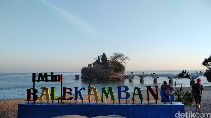 14 Tempat Wisata Malang yang Seru dan Cocok untuk Keluarga, 1. Malang Dreamland, 2. Happy Durian, 3. Kampung Warna-warni Jodipan, 4. Malang Night Paradise, 5. Alun-alun Malang, 6. Taman Nasional Bromo Tengger Semeru, 7. Malang Skyland, 8. Pantai Ngliyep, 9. Pantai Balekambang, 10. Pantai Batu Bengkung, 11. Pantai Tiga Warna, 12. Pantai Teluk Asmara, 13. Hawai Waterpark, 14. Wisata Agro Wonosari