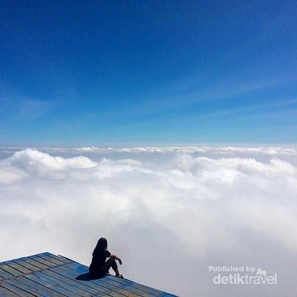 7 Aktivitas Seru di Gunung Telomoyo: Mendaki hingga Gantole, 1. Mendaki Gunung, 2. Naik Jip ke Puncak, 3. Berkemah, 4. Menikmati Sunrise, 5. Berfoto di Spot Menarik, 6. Datang ke Tempat Wisata, 7. Gantole dan Paralayang