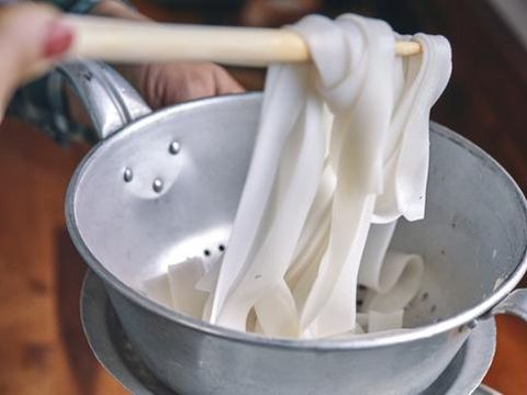 Array,Resep Kwetiau Goreng Ayam dan Telur ala Thai yang Gurih Nampol