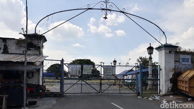 5 Tempat Wisata Dekat dengan Keraton Solo, 1. Pasar Klewer, 2. Benteng Vastenburg, 3. Masjid Agung Surakarta, 5. Alun - Alun Kidul Solo