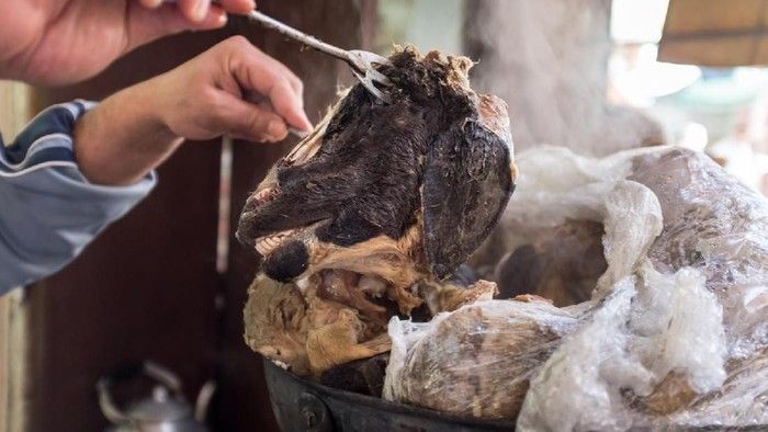 5 Tips Membersihkan Kepala Kambing, Bebas Bulu dan Prengus!, 1. Bersihkan bulu, 2. Bakar kepala kambing, 3. Cuci kepala kambing, 4. Rebus kepala kambing, 5. Potong-potong sebelum diolah