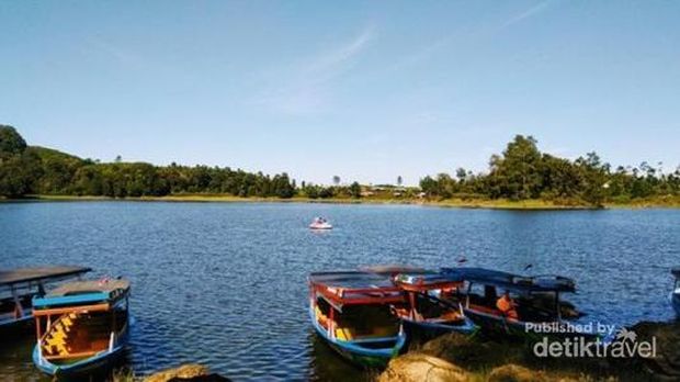 Panduan Wisata Bandung: Dari Alam Hingga Urban, Lengkap!, 1. Ranca Upas, 2. Kawah Putih, 3. Dago Dreampark, 4. Tangkuban Perahu, 5. Orchid Forest Cikole, 6. Tebing Keraton, 7. Situ Patenggang, 1. Trans Studio Bandung, 2. Gedung Sate, 3. Museum Geologi, 4. Jalan Braga, 5. The Great Asia Africa, 6. Pandora Experience Bandung, 7. Wahoo Waterworld