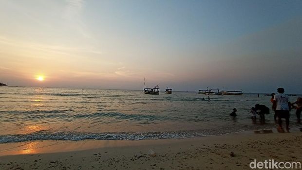 5 Pantai di Jawa Tengah dengan Pemandangan Paling Cantik, 1. Pantai Menganti-Kebumen, 2. Pantai Bandengan-Jepara, 3. Pantai Nampu-Wonogiri, 4. Pantai Karang Pandan-Nusa Kambangan, 5. Pantai Widarapayung-Cilacap