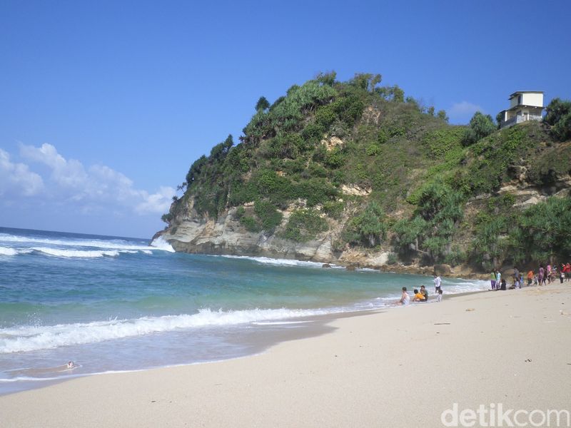 5 Pantai di Jawa Tengah dengan Pemandangan Paling Cantik, 1. Pantai Menganti-Kebumen, 2. Pantai Bandengan-Jepara, 3. Pantai Nampu-Wonogiri, 4. Pantai Karang Pandan-Nusa Kambangan, 5. Pantai Widarapayung-Cilacap