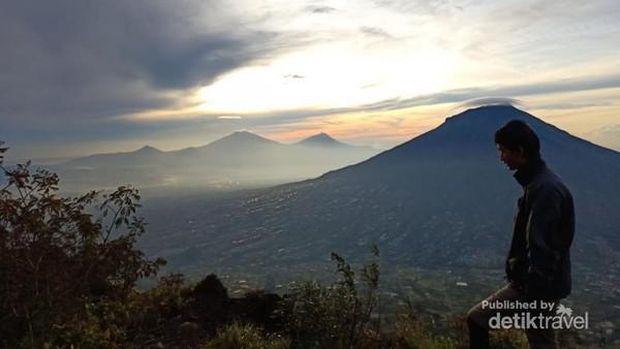 5 Gunung Terindah di Jawa Tengah untuk Liburan di Akhir Pekan, 1. Gunung Prau, 2. Gunung Merbabu, 3. Gunung Sindoro, 4. Gunung Andong, 5. Gunung Sumbing